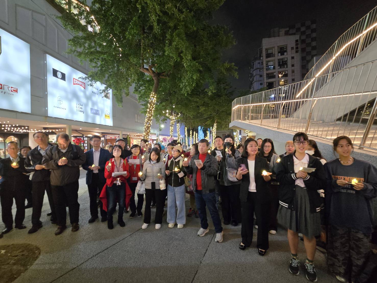 點亮燭光。（圖/梁敬彥攝影）