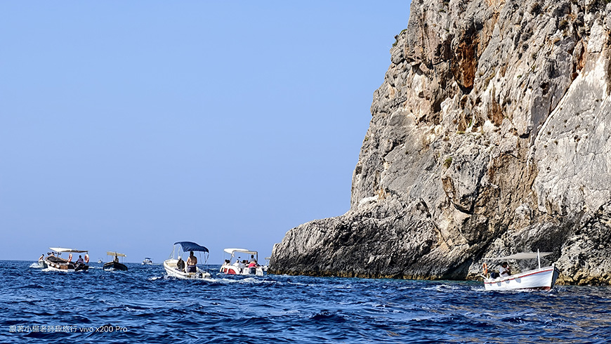 前往藍眼洞穴進行海上巡遊。（作者提供）