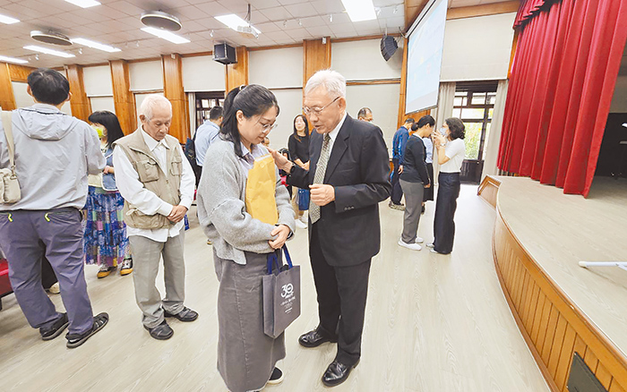 為同仁禱告服事。（圖／梁敬彥攝影）