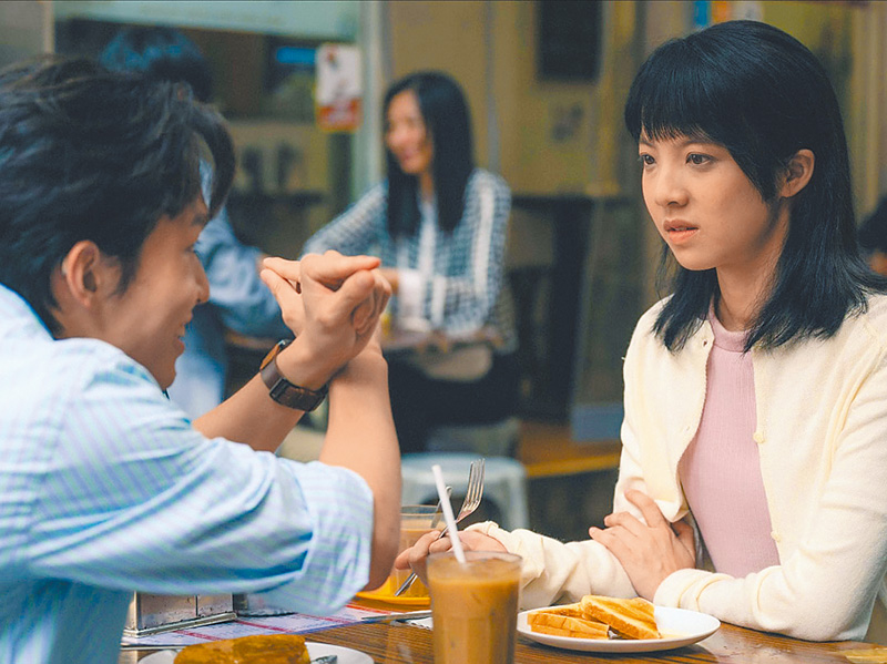 從小被迫不准打手語的素恩,被同是耳蝸大使的昊倫帶進手語世界。(劇照來源:IMDb)