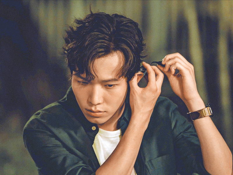 飾演昊倫的素人演員吳祉昊,是自幼配戴助聽器的聽障人士。(劇照來源:IMDb)