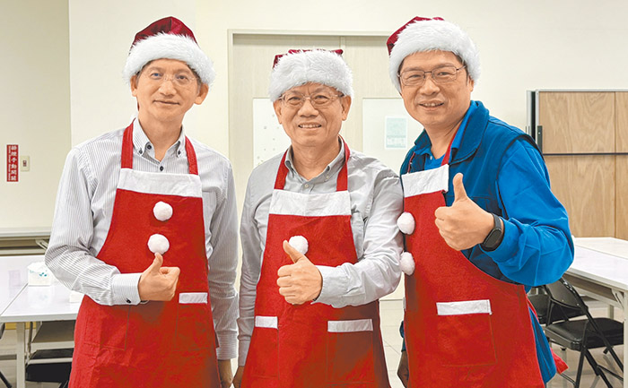 在第四廠報佳音(從左至右)研發李晏成處長、研發陳克倫副總、四廠張庭瑞廠長。(圖/永光化學提供)