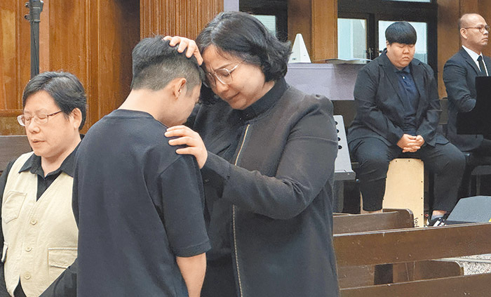 為受呼召的弟兄姊妹禱告。(圖/台神提供)