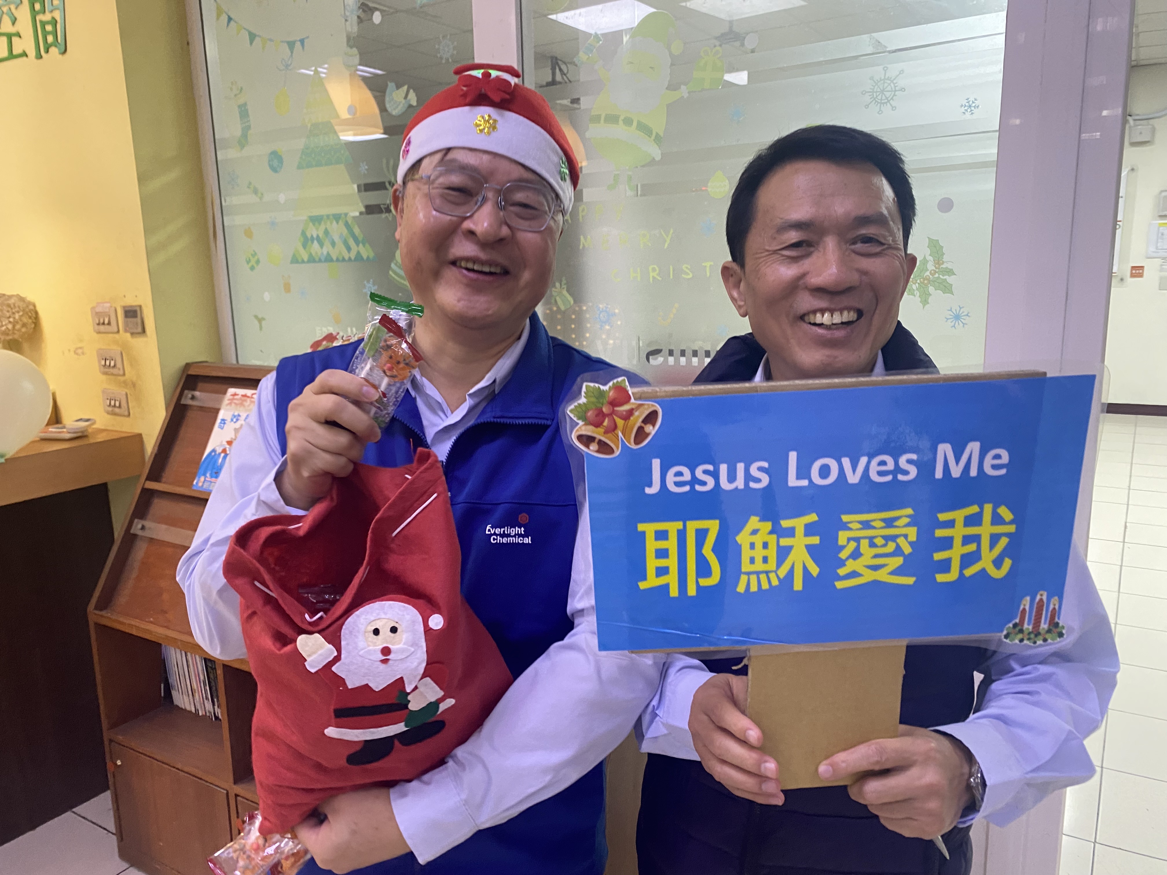 各廠區送聖誕禮物，感謝「耶穌愛我」。（圖／永光化學提供）