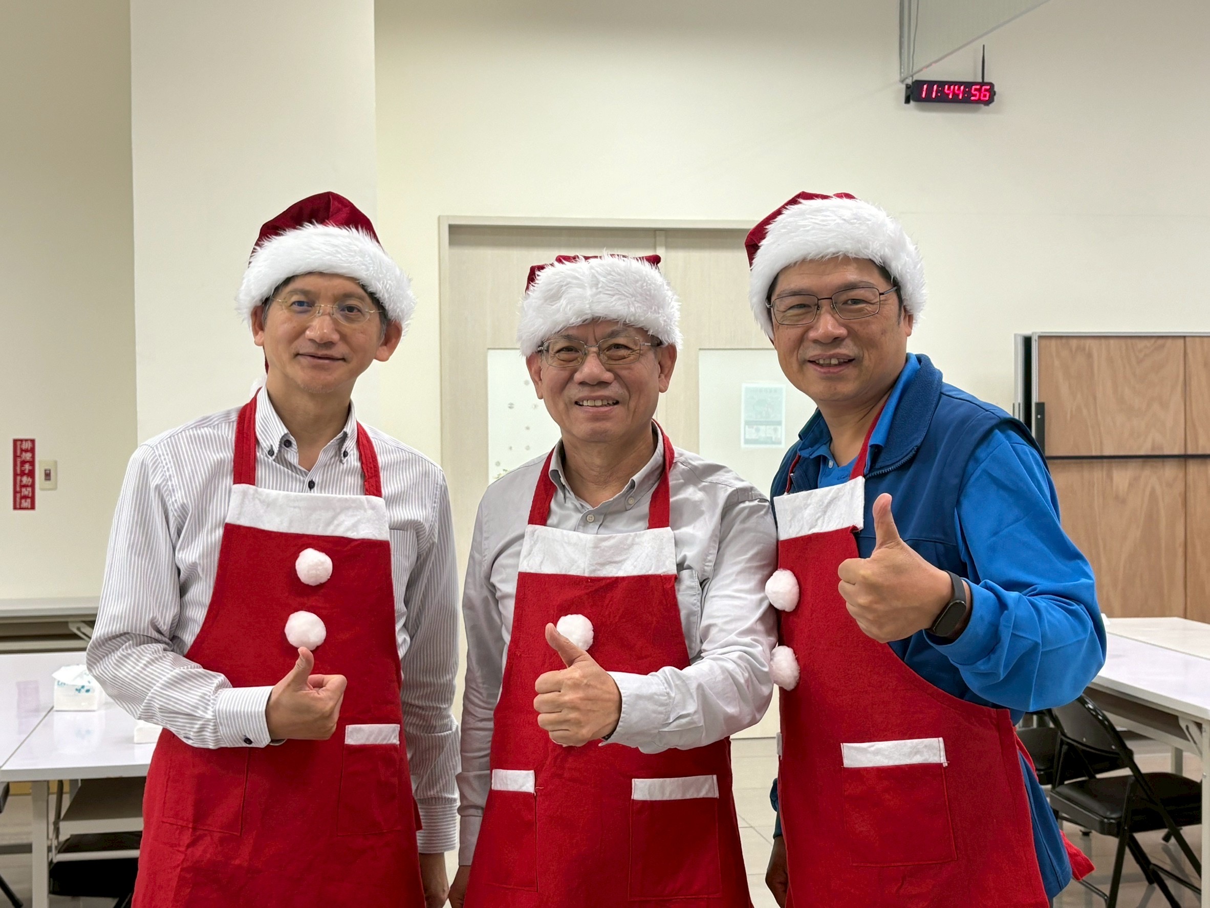 在第四廠報佳音（從左至右）研發李晏成處長、研發陳克倫副總、四廠張庭瑞廠長。（圖／永光化學提供）