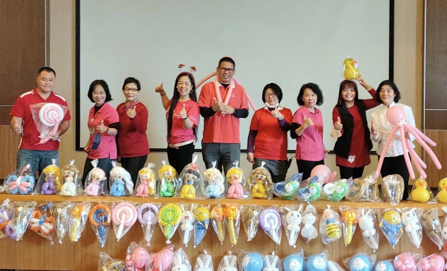 曾經在二林基督教醫院辦的聖誕午會,舞台氣球送禮,吸引人。(蔡淑女傳道提供)