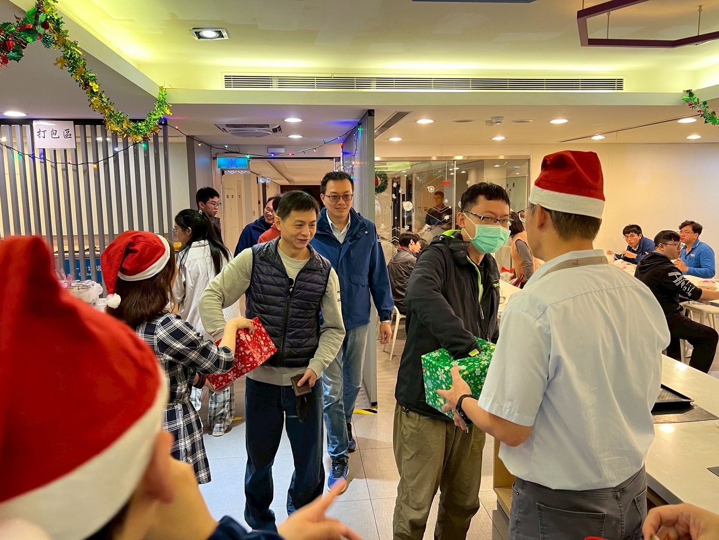 永光化學聖誕快閃抽聖經卡片禮物活動。（圖／永光化學提供）