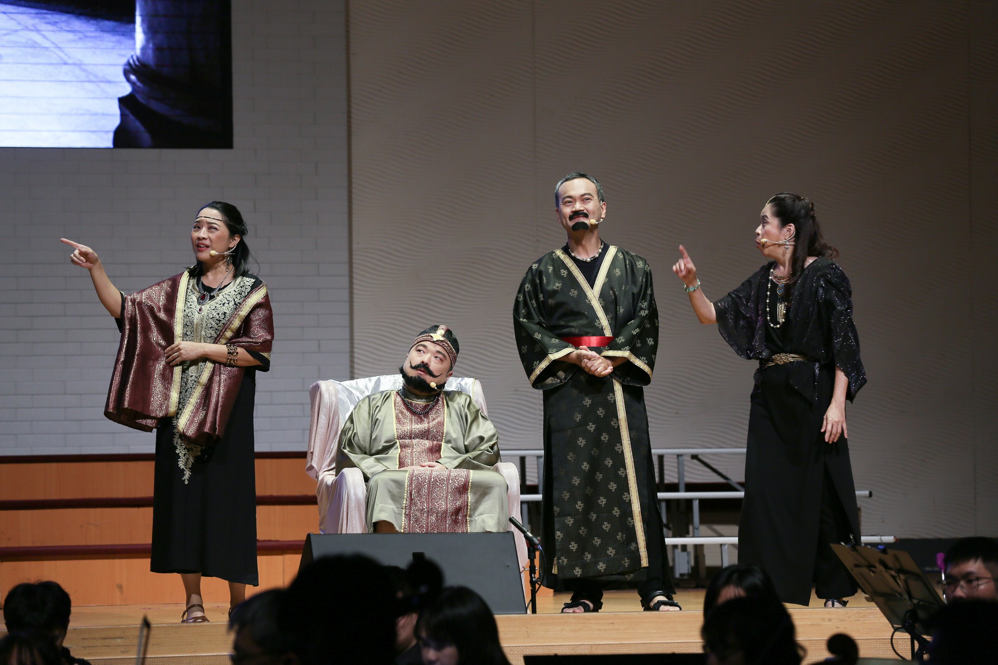 哈曼(坐著)籌謀畫策想害以色列人。(翻攝自台南聖教會臉書)