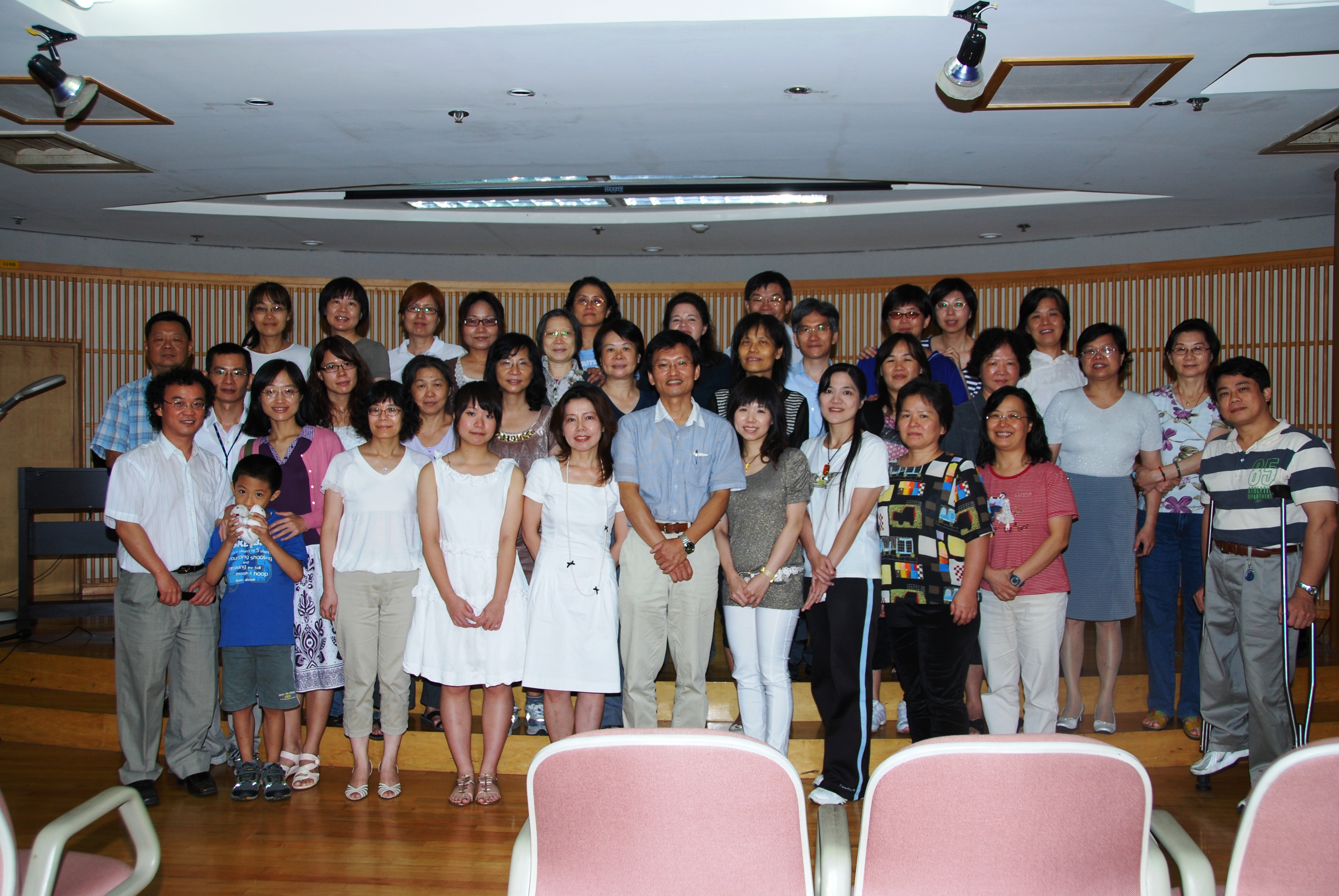 早年佳音社合照，下排最左邊為時任佳音社長賈新興。（圖／佳音社提供）