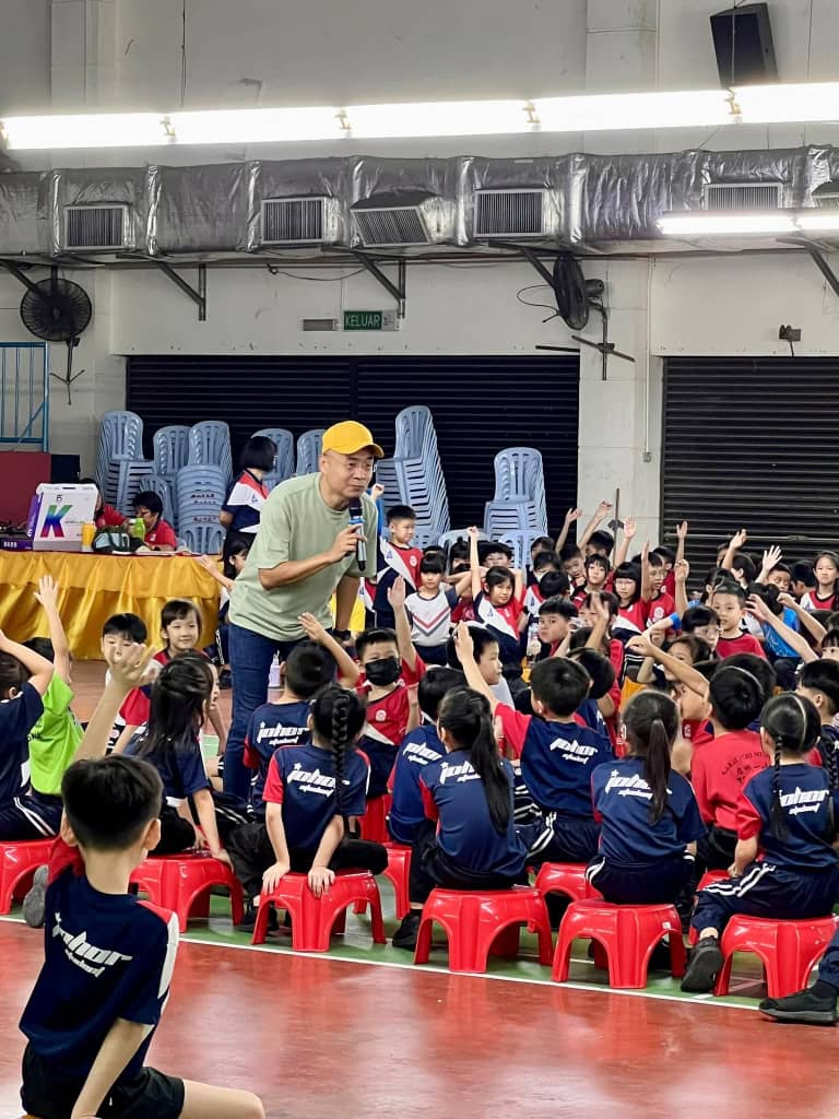 郭似龙牧师以“龙哥”昵称走进小学生群体。