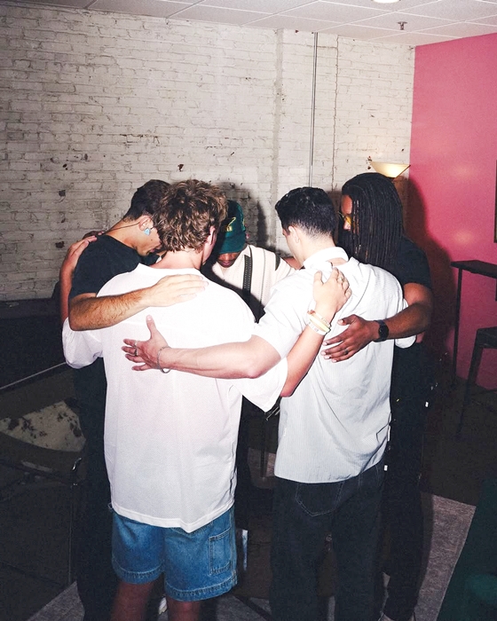 演唱會前法蘭克與工作人員一起禱告。（翻攝自IG@hiforrest）