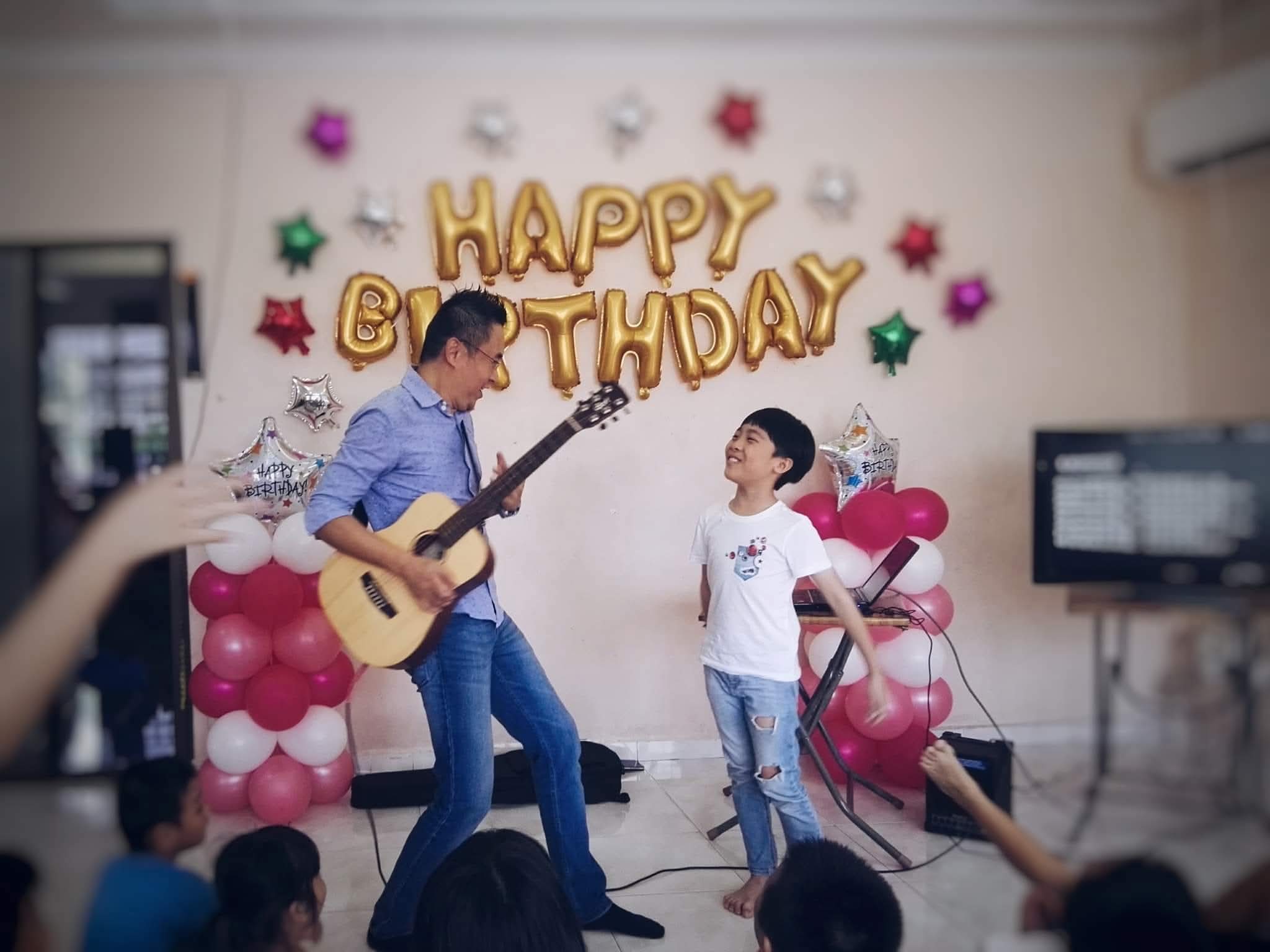 郭似龙牧师充满热情地服事新生代。（受访者提供）