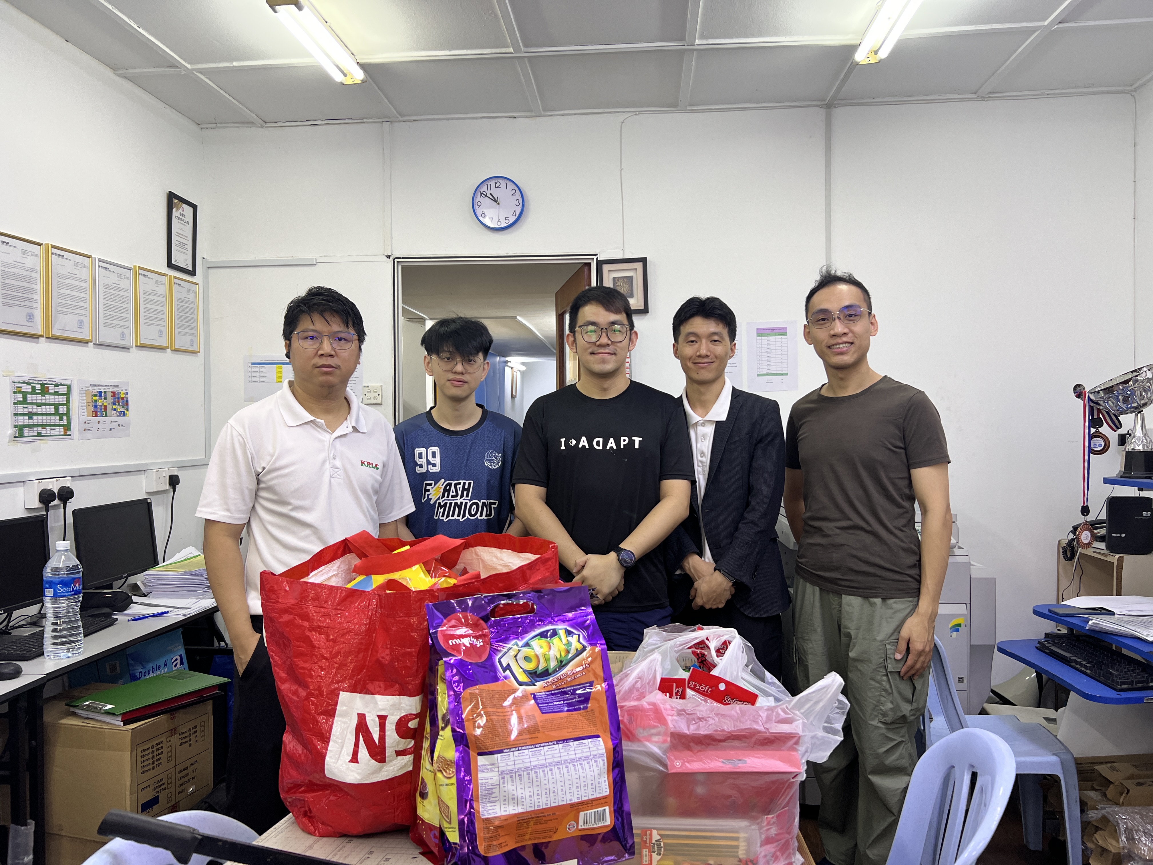 邓敬献传道（左3）向文良港克钦难民学习中心派发物资，右一为马拉华蒂基督教卫理公会的伍伟伦牧师。