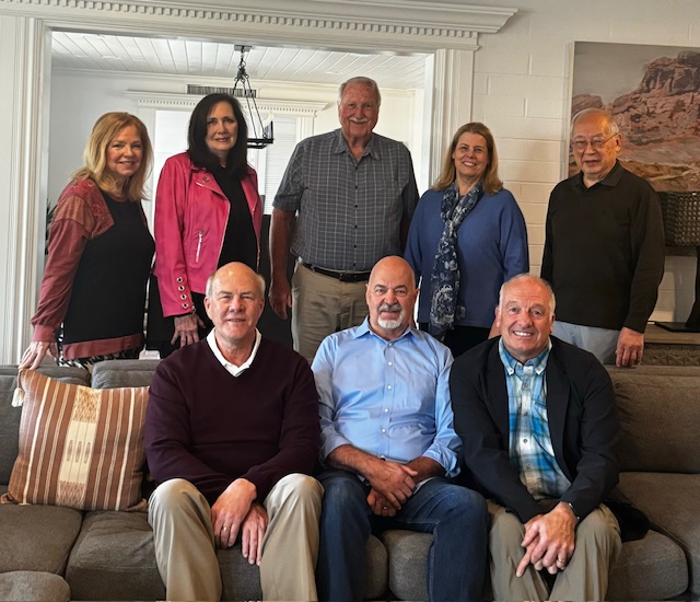 传承联盟的首席执行员拉里与董事会合影，后排右一为梁英振。