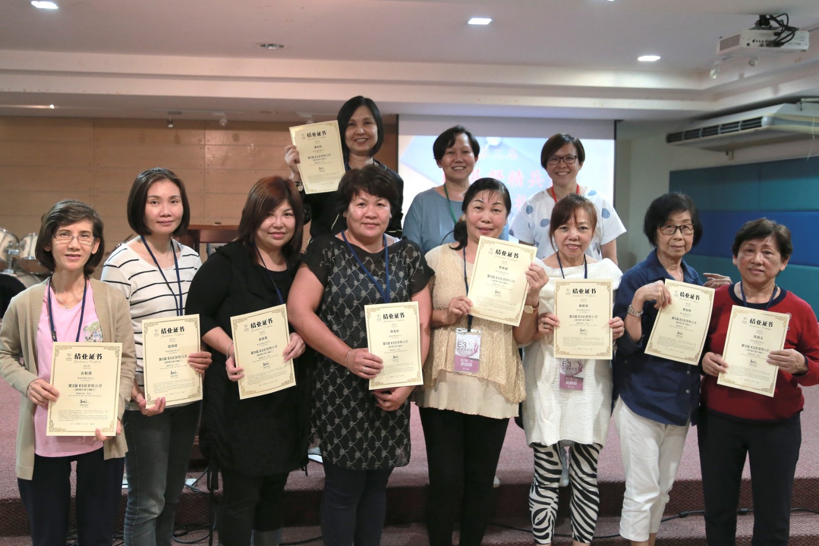 陈丽玉（前排右一）完成基督精兵营与同学合影。