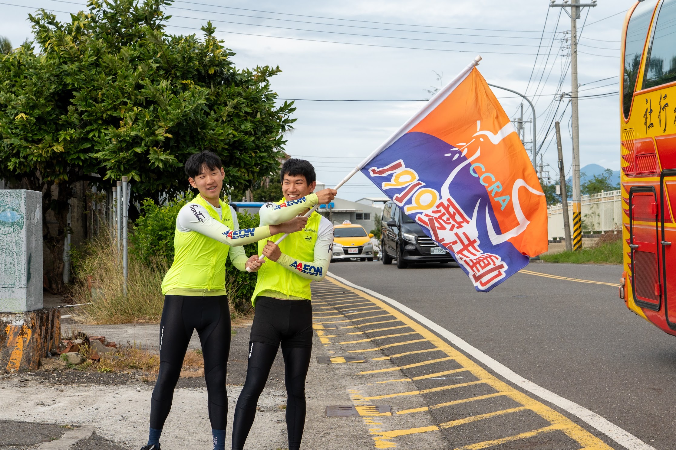 李又德10年前他6歲時，爸爸李偉民參加環台，今年終於成為環台車手（左）。(圖/救助協會提供)