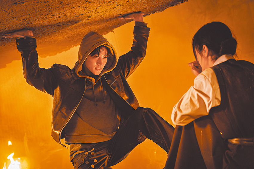 常雄為了救人使用超能力,口袋裡的鈔票就化為零錢。(劇照來源:Netflix)