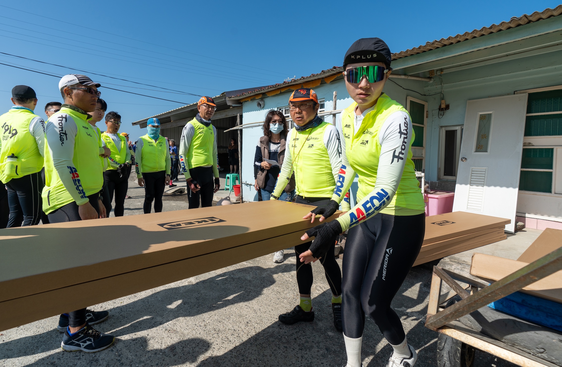 12月30日，車隊行經七股時，特別停下腳步，為6戶受災家庭組裝衣櫃與餐桌椅。(圖/救助協會提供)