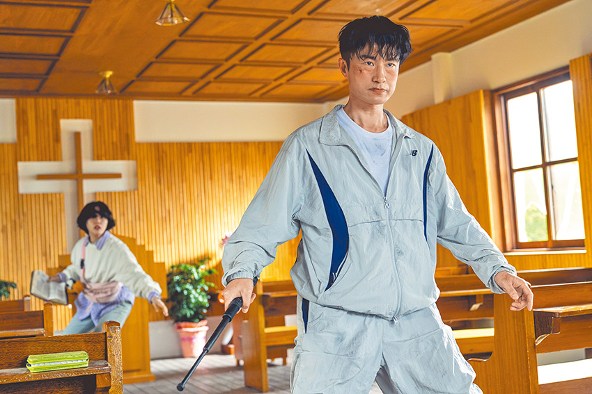 卞律師提醒常雄:「不要一味依賴超能力,要靠自己的力量戰鬥。」(劇照來源:Netflix)