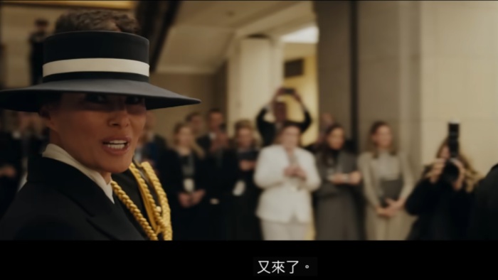 梅蘭妮亞走進就職典禮現場，回眸說：「又來了！」（YT@Amazon MGM Studios影片截圖）