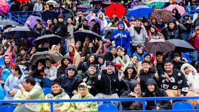 信徒冒雨參加佈道會。(翻攝自billygraham.org)