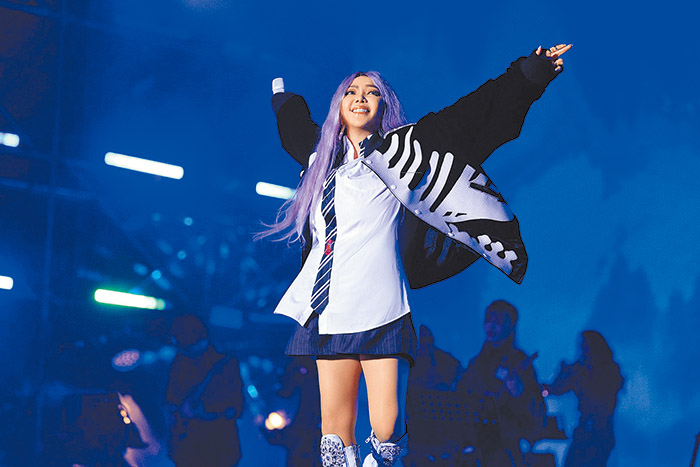 每年都回鄉為跨年晚會獻唱的張惠妹，今年首次擔當總導演。(圖/台東縣政府提供)