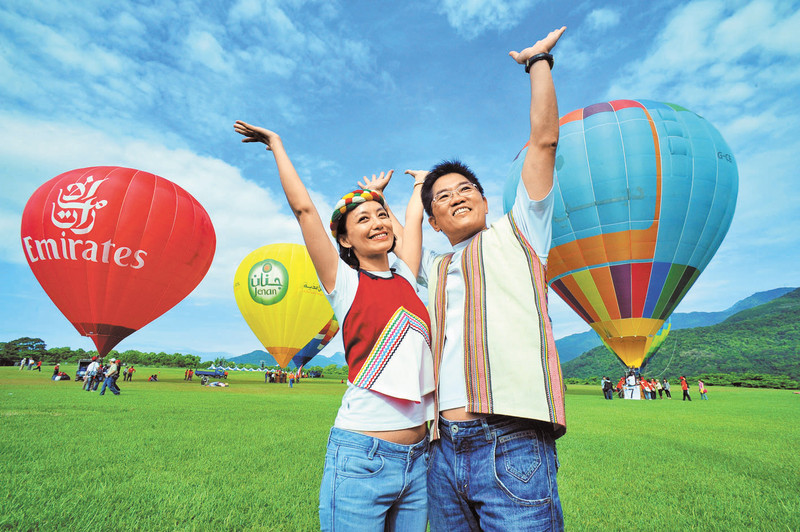 在擔任台東縣長時，黃健庭和妻子陳怜燕一起宣傳熱氣球和台東觀光。（圖／台東縣政府提供）