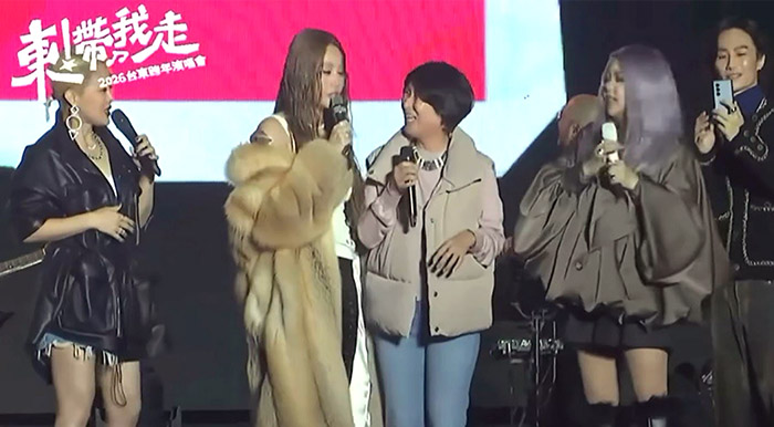 縣長饒慶鈴(中)在跨年晚會中完全把主持權交託給表演團隊、退居幕後，僅出現在倒數計時時刻。(圖/台東縣政府提供)