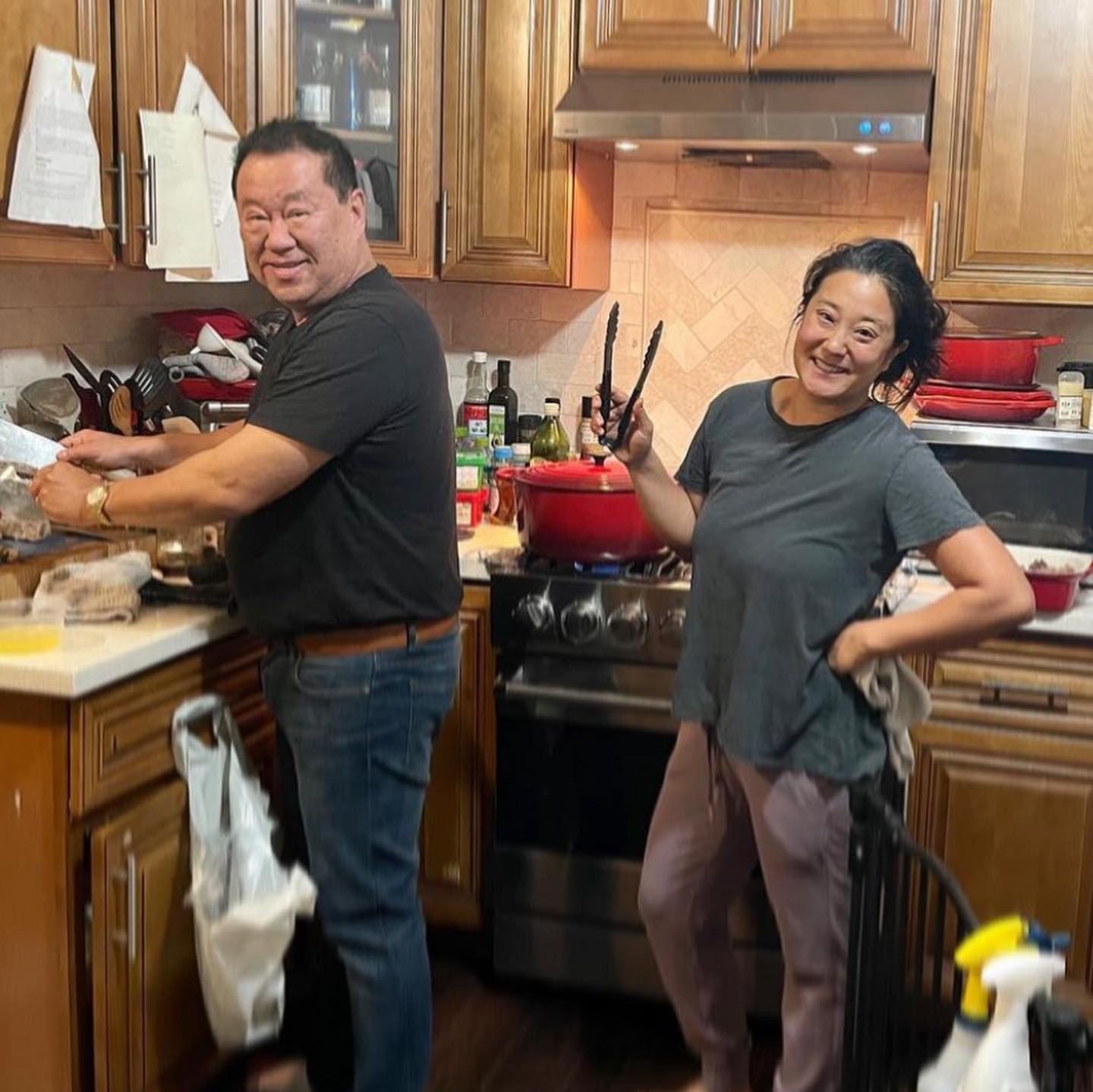 忙裡偷閒在家中下廚。