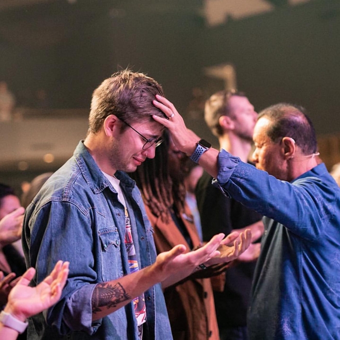 佈道會上為年輕人代禱。