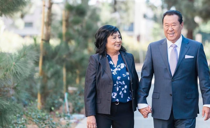 與妻子蘇.安共同創立收穫磐石教會。