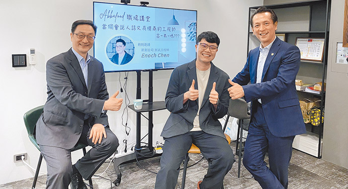 吳必然牧師{右一}。（梁敬彥攝影）