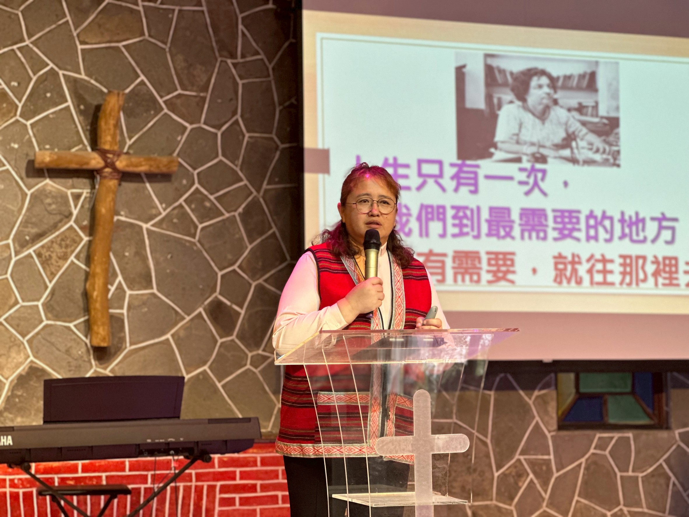 桃園復興鄉巴陵教會李珍珍牧師以「願做神的工人」為題證道，勉勵與會者。（芥菜種會提供）