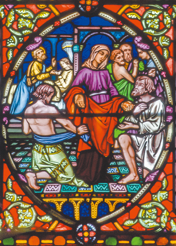 奇徹斯特座堂描繪多加為窮人穿衣的彩窗。(來源:維基)