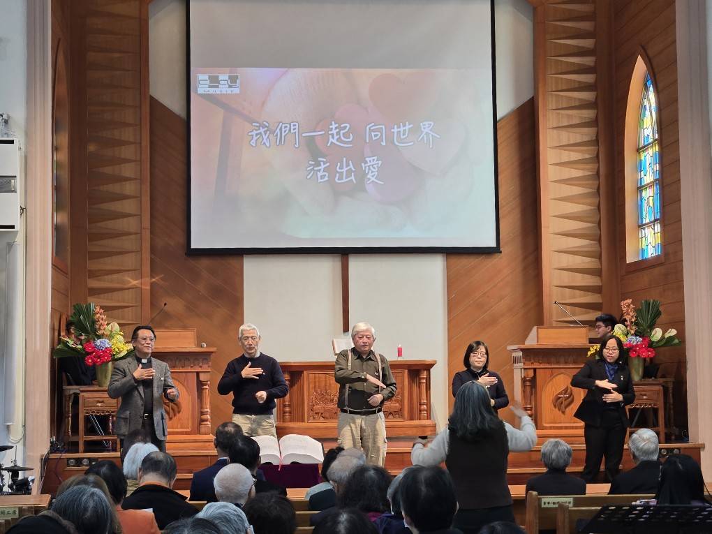 吳信蒼牧師帶領手語聖經翻譯團隊以手語獻〈活出愛〉（圖/梁敬彥攝影）