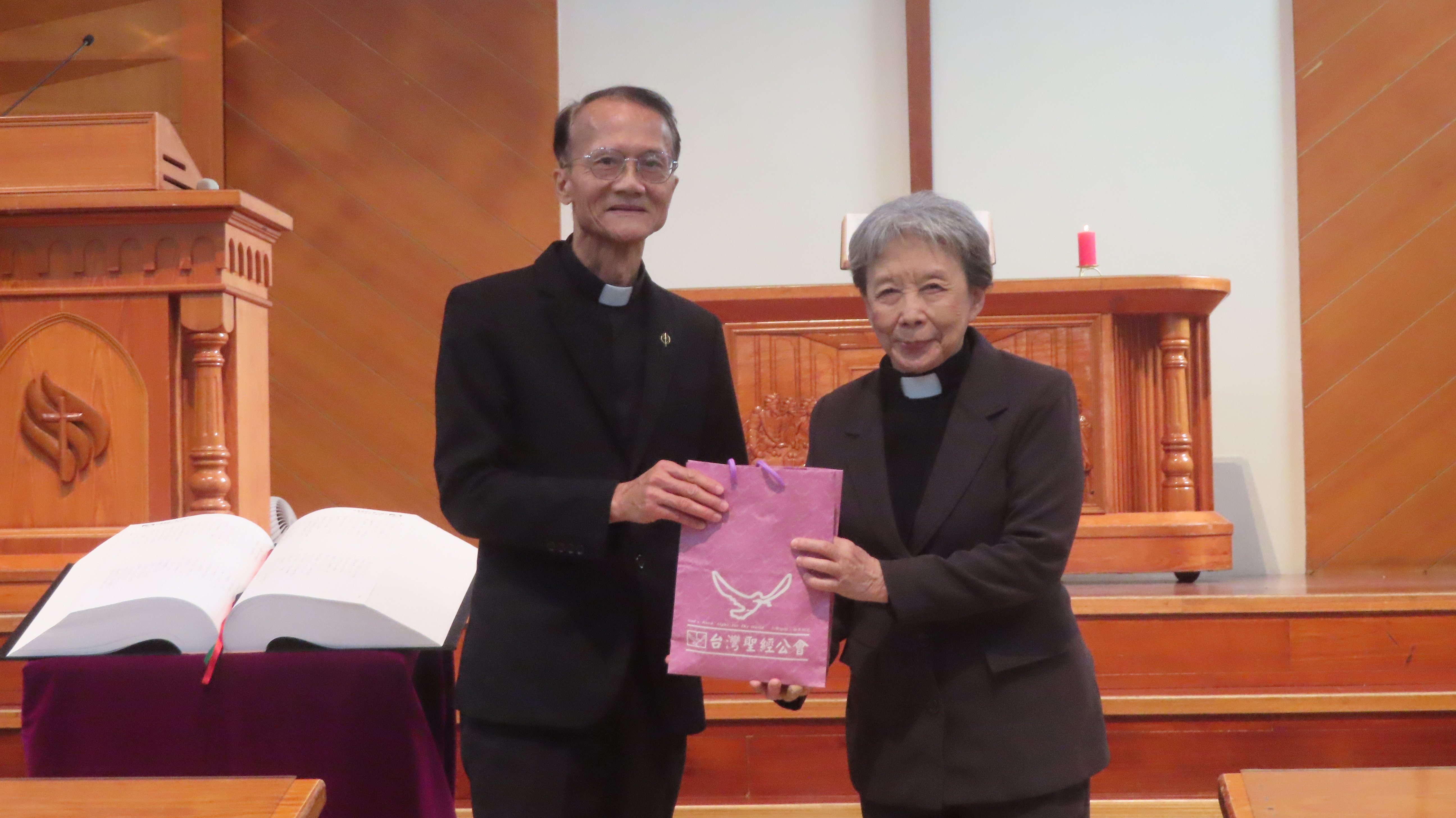 許牧師代表贈禮給聖經翻譯顧問梁望惠牧師。（圖/梁敬彥攝影）