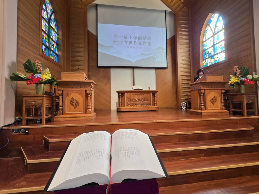 總幹事鐘淑惠牧師以以華語、台語、英語、客語、葡萄牙語與德語讀經。（圖/梁敬彥攝影）
