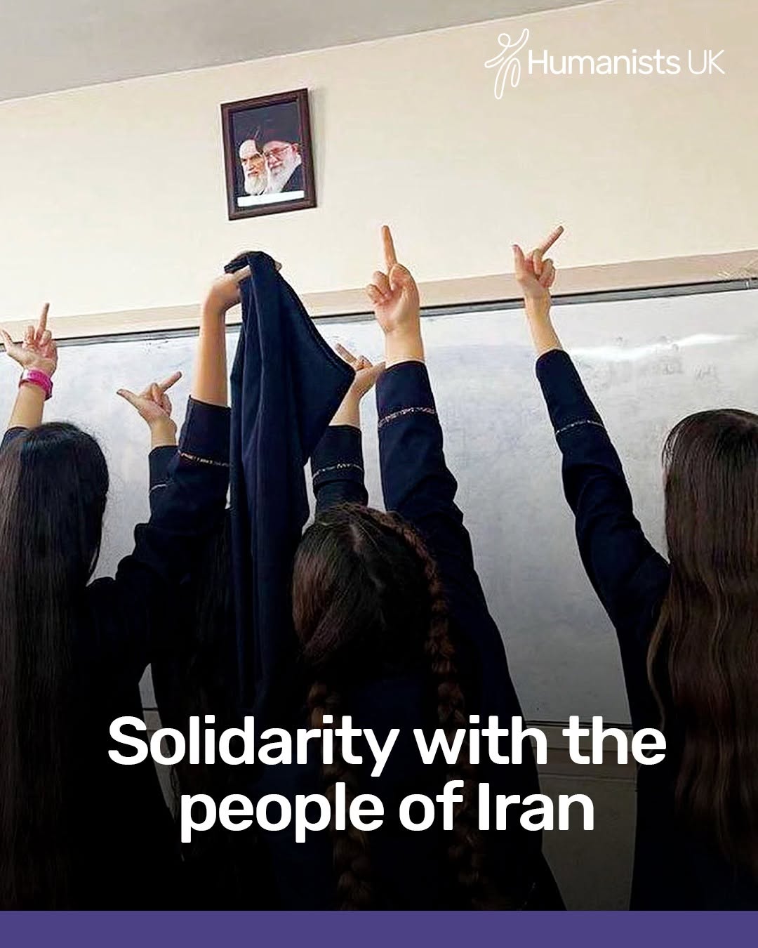 國外支持者對伊朗領袖擺出手勢表達不滿。（翻攝自IG@humanists_uk）