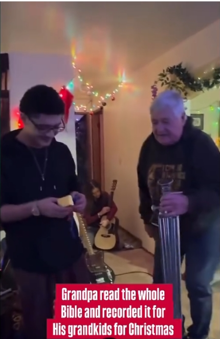 爺爺向孫子女說明他送的禮物。(翻攝自IG@christxxl_)