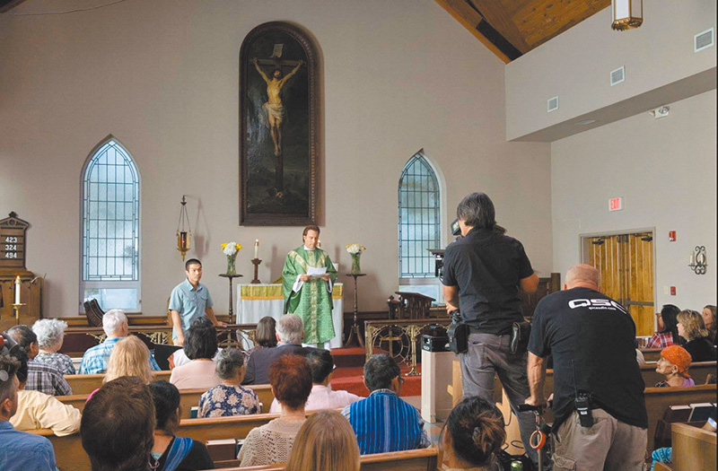 麥克牧師偕同葉文，向會眾提議將教堂外空地讓難民耕種。圖為電影拍攝現場。（劇照來源：All Saints Movies FB）