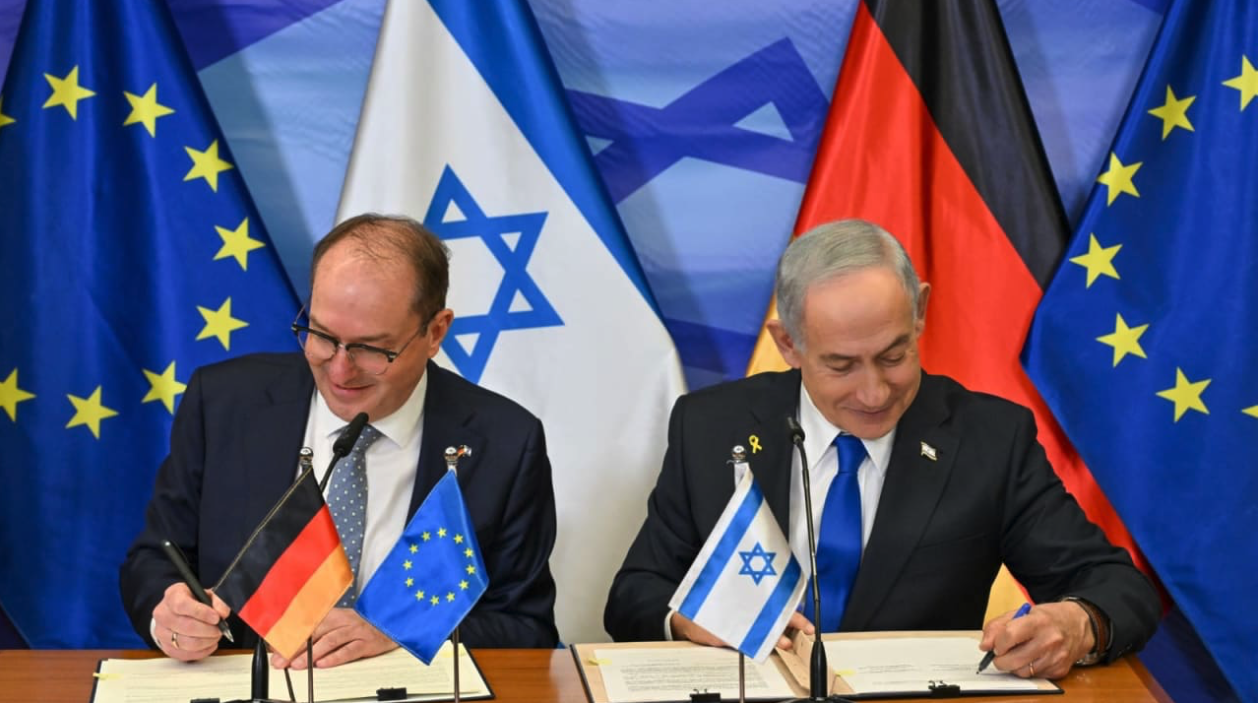 德國內政部長亞歷山大．杜布林德（Alexander Dobrindt）與以色列總理班傑明．納坦雅胡簽署以德兩國的網路安全協議。（照片來源：Kobi Gideon (GPO)）