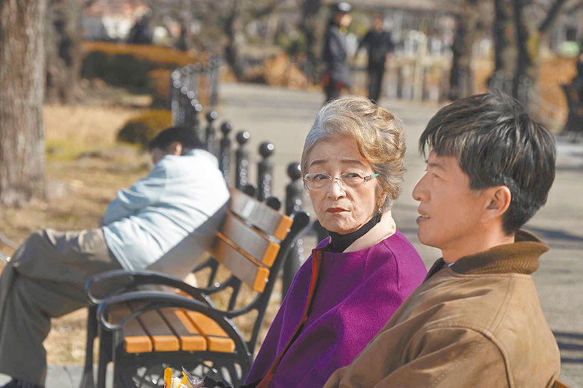 浩二載著高野堇回顧在東京成長的街巷，看見更多人情風景。