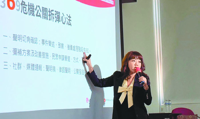 王蜜穜經常授課，教導企業學習公關危機處理。(圖/王蜜穜提供)