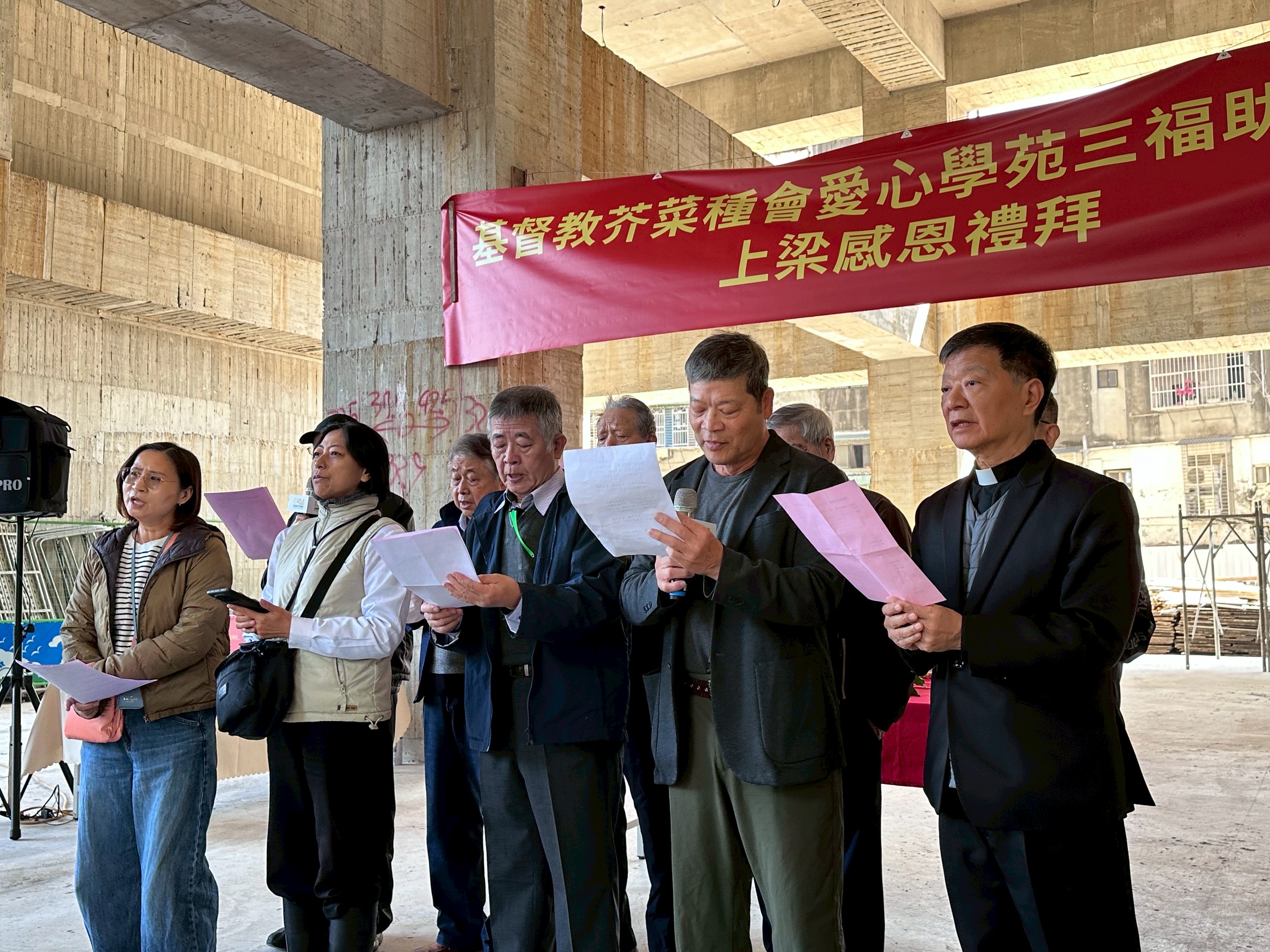 曾在愛心育幼院成長的「芥菜籽」為上梁感恩禮拜獻上詩歌。（芥菜種會提供）