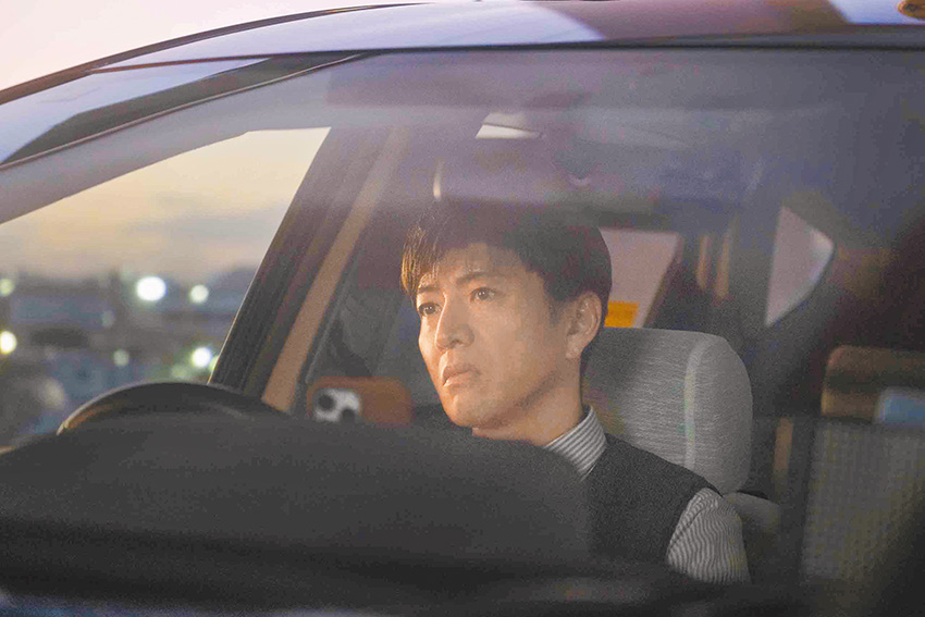 浩二勤勉工作開車，同時也為女兒學費、房屋租金與各種雜支煩惱。（劇照提供：天馬行空）