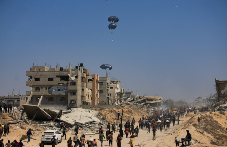 2025年7月27日，加薩北部拍攝到的畫面，人道救援物資正被空投至加薩地區。（照片來源：REUTERS/DAWOUD ABU ALKAS）