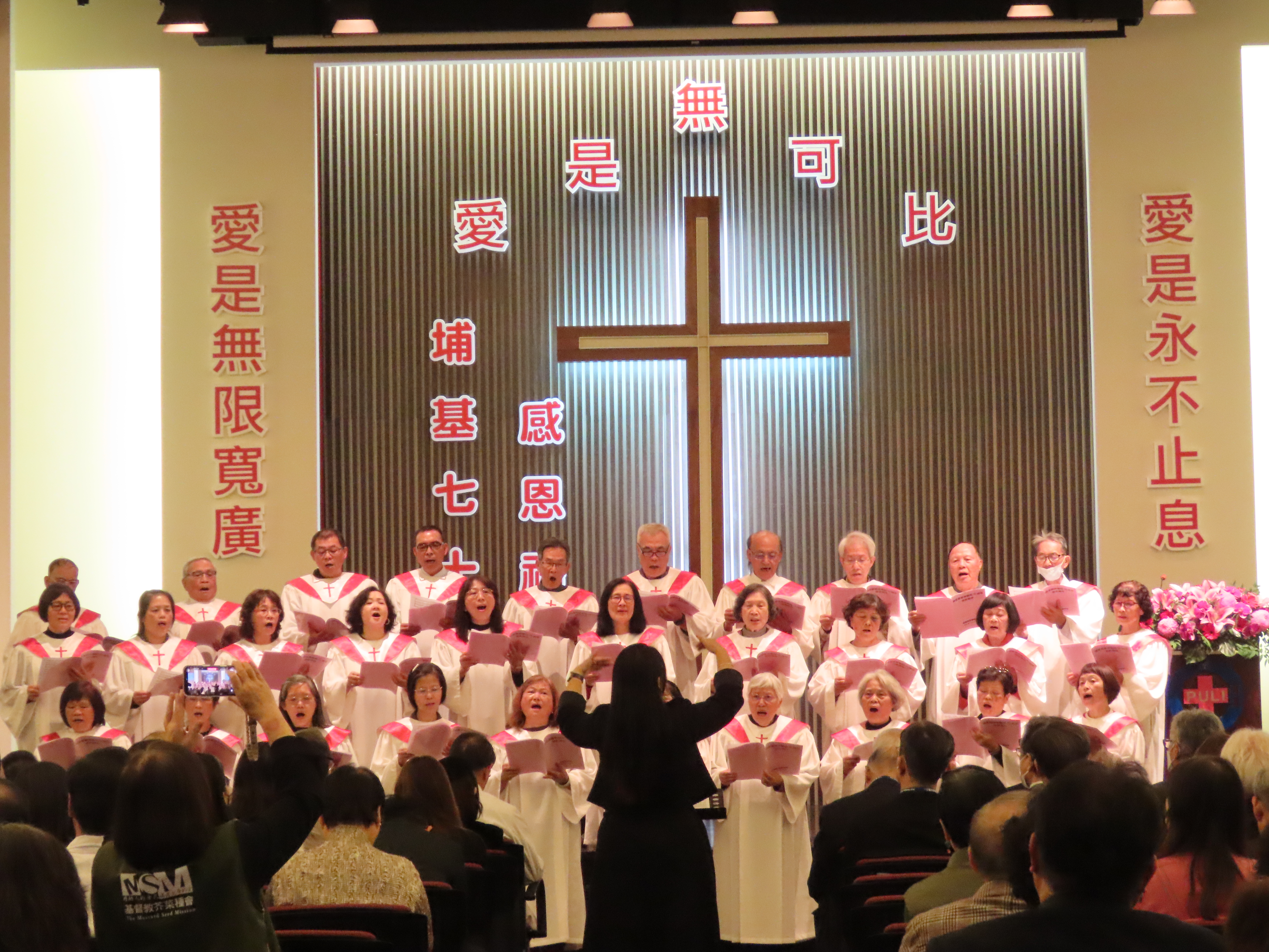 愛蘭教會詩班獻唱。(圖/李容珍攝影)