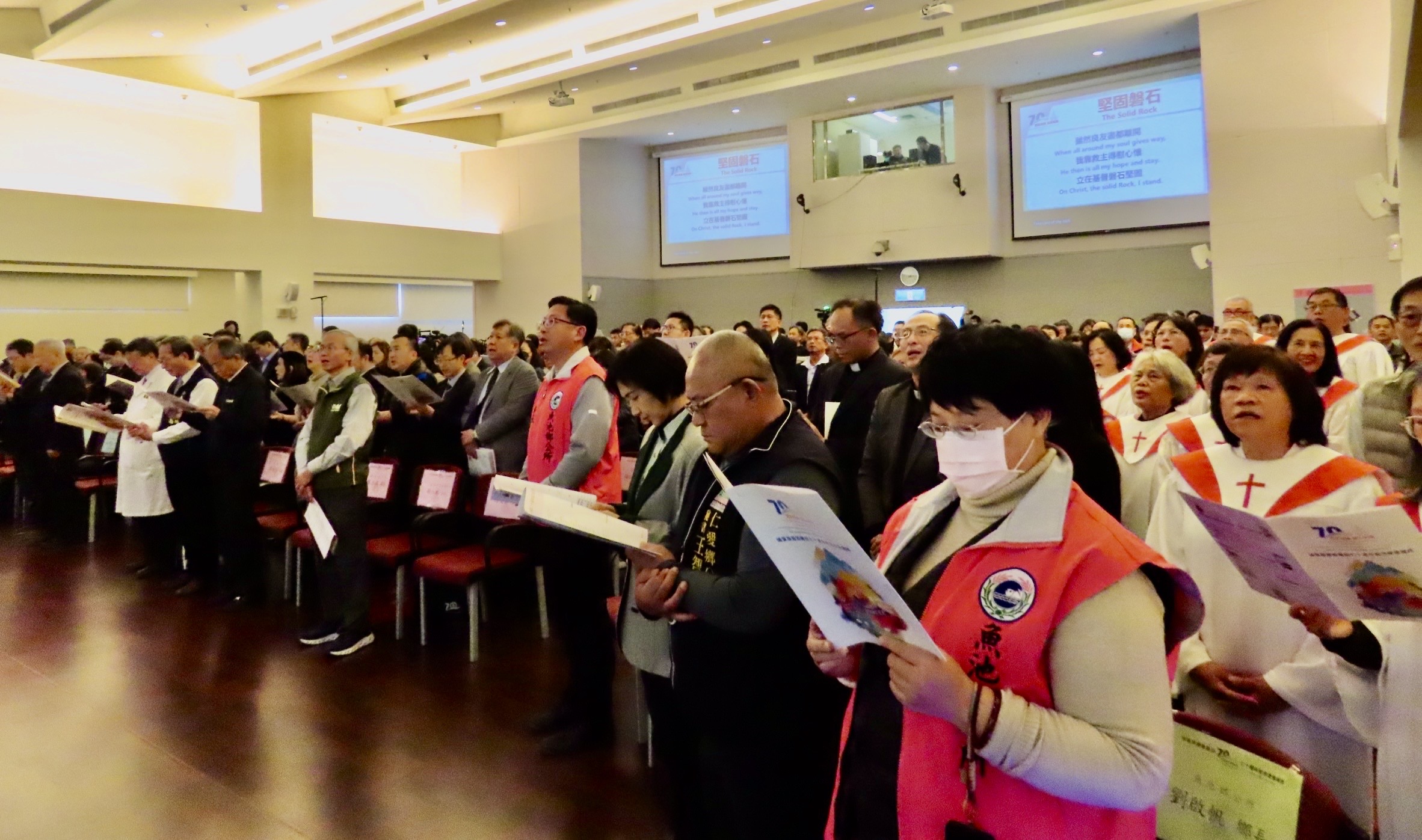 會眾合唱詩歌。(圖/李容珍攝影)