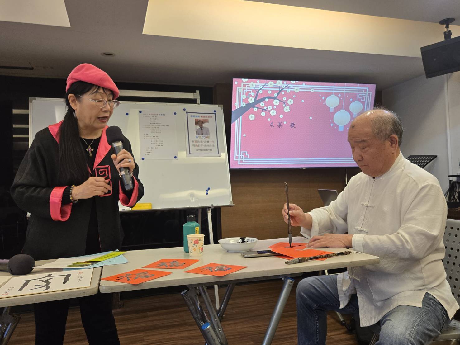 書法家劉麒現場揮毫寫春聯。（圖/梁敬彥攝影）