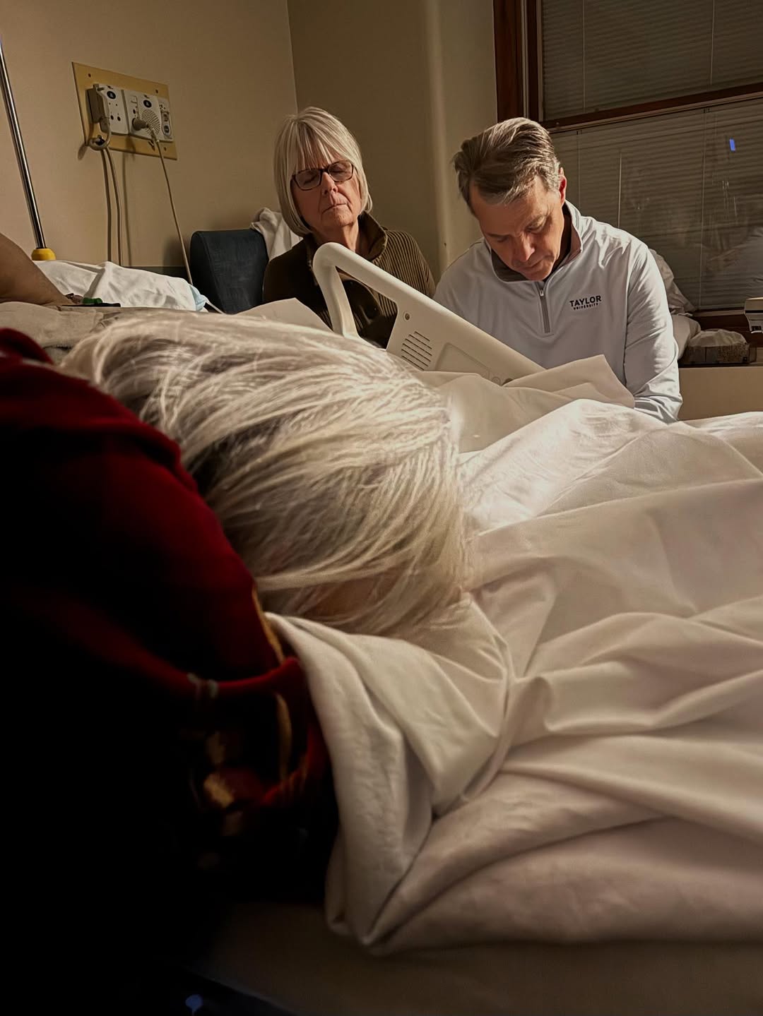 羅伯．沃格曼臨終前與家人在一起禱告。（翻攝自IG@nancydemoss）